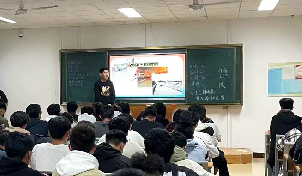 会议室里的人们&#xA;&#xA;描述已自动生成