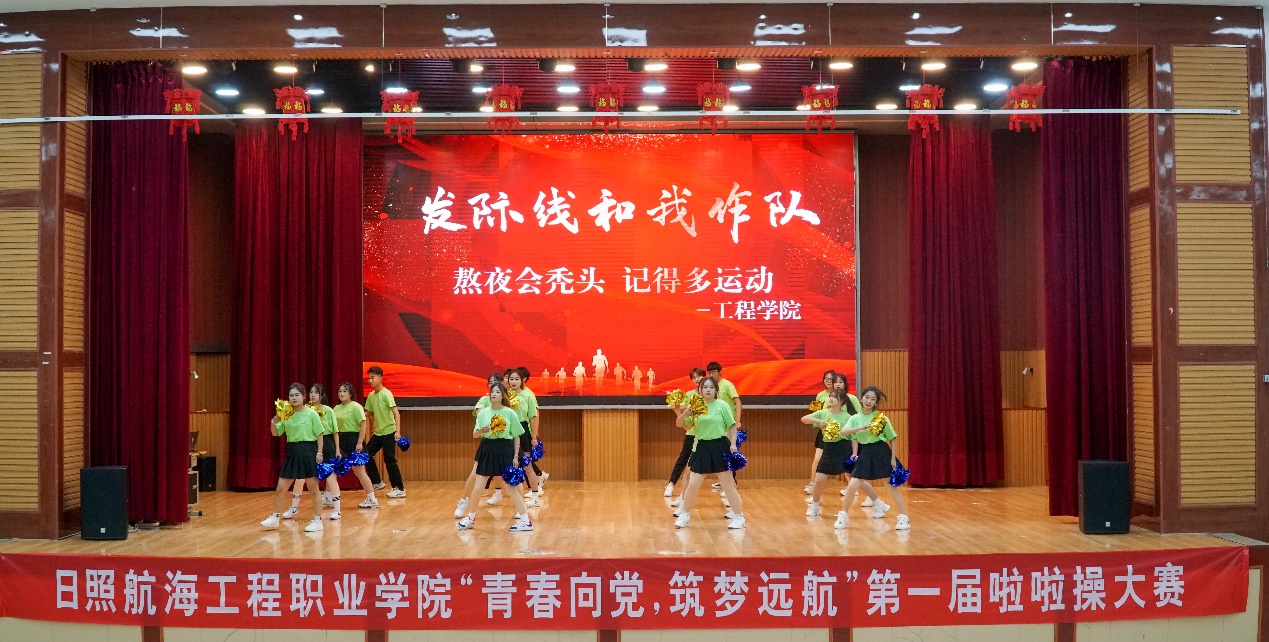 图片包含 室内, 桌子, 建筑, 走&#xA;&#xA;描述已自动生成