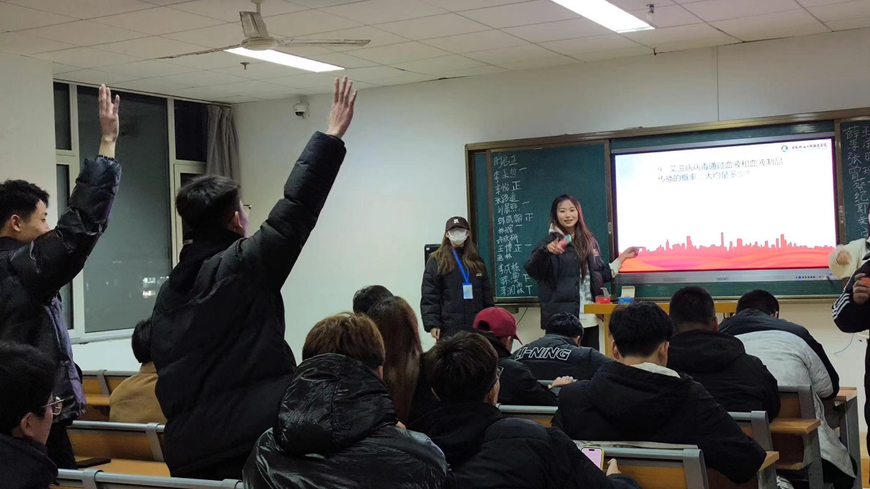 人们在看台上的人在房间里&#xA;&#xA;中度可信度描述已自动生成