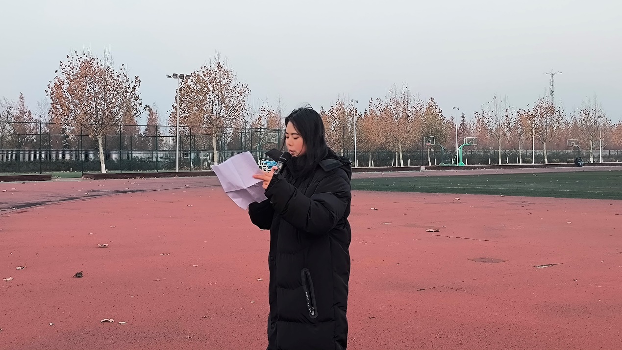 男人站在沙滩上&#xA;&#xA;中度可信度描述已自动生成