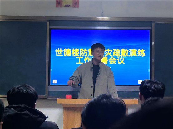 人们在电视前&#xA;&#xA;描述已自动生成