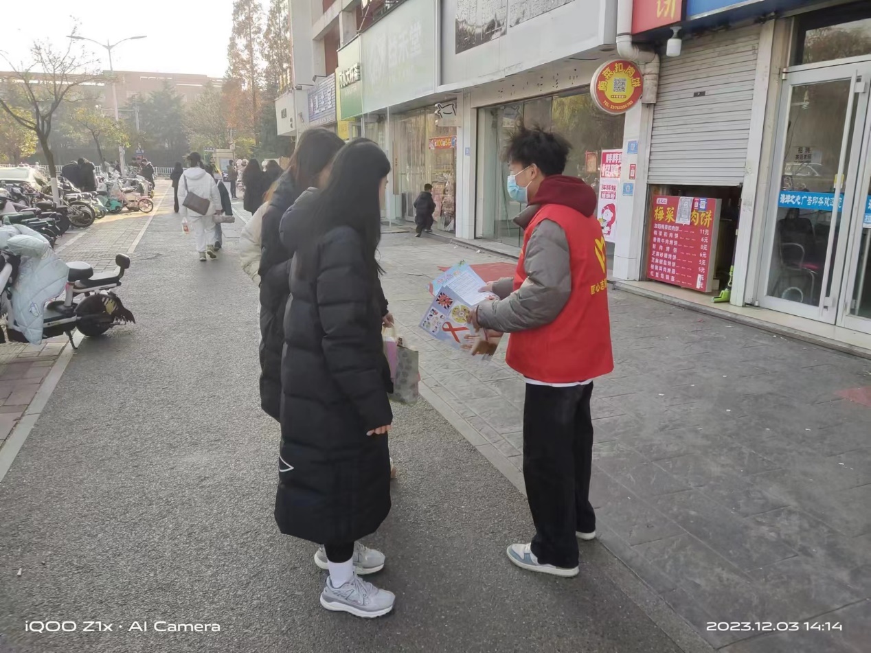 小孩站在街道上走&#xA;&#xA;描述已自动生成