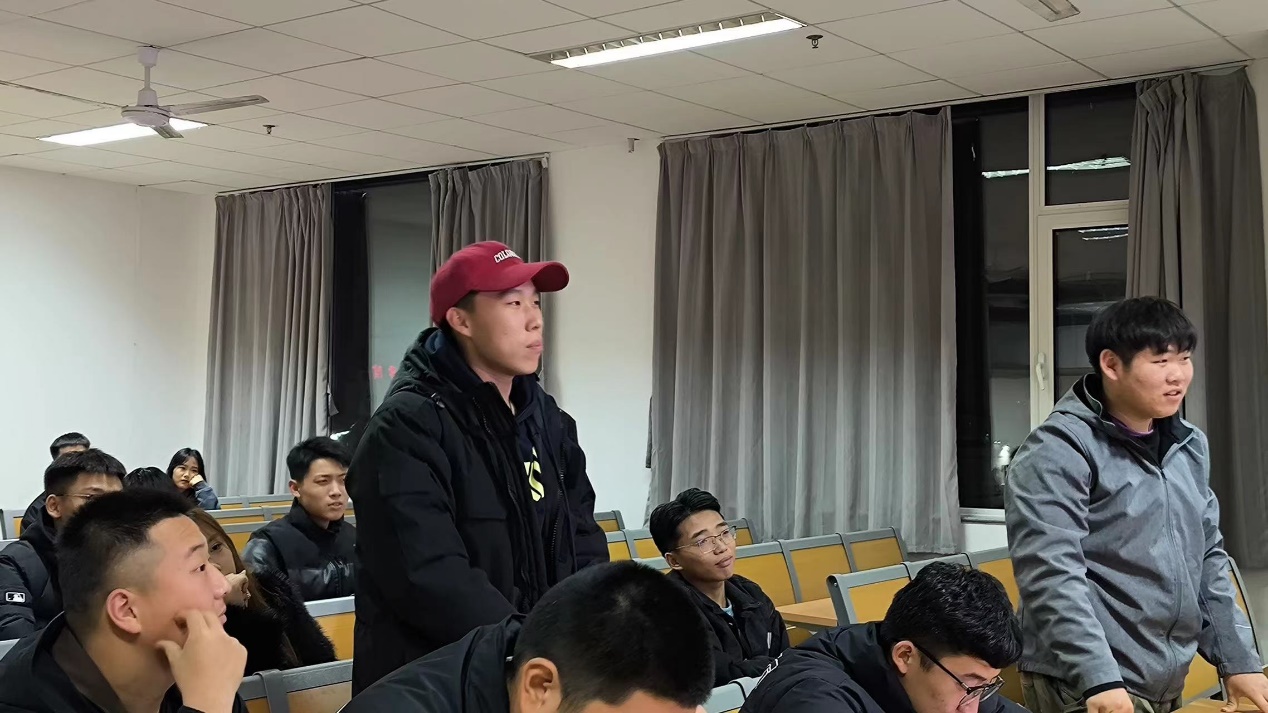 一群戴帽子的男人在房间里&#xA;&#xA;描述已自动生成