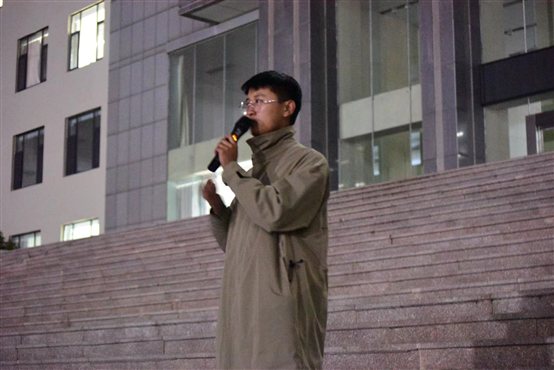 男人拿着手机站着&#xA;&#xA;中度可信度描述已自动生成