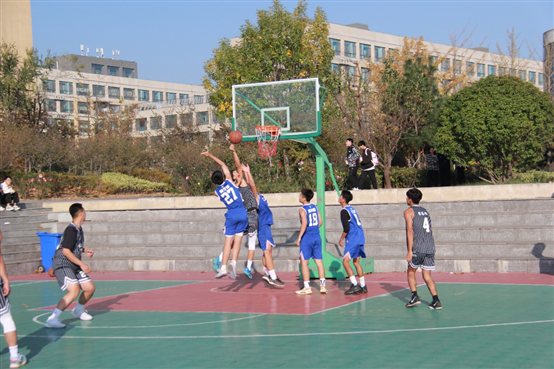 一群小孩正在踢足球&#xA;&#xA;中度可信度描述已自动生成