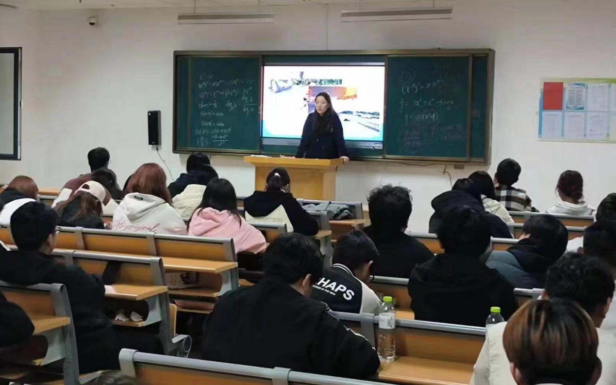 会议室里的人们&#xA;&#xA;描述已自动生成