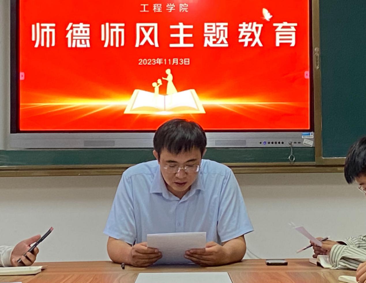 男人坐在桌子前&#xA;&#xA;中度可信度描述已自动生成