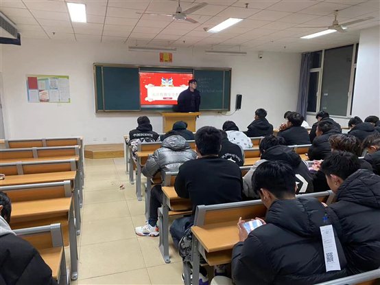 会议室里的人们&#xA;&#xA;描述已自动生成