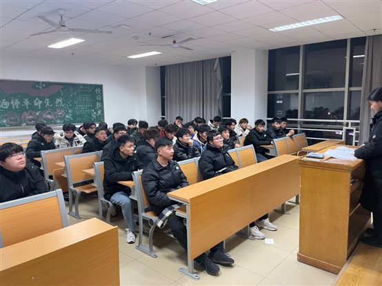 会议室里的人们&#xA;&#xA;描述已自动生成