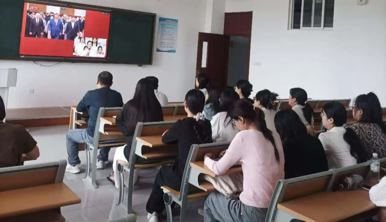 思政教学部教师同上一堂思政课.png